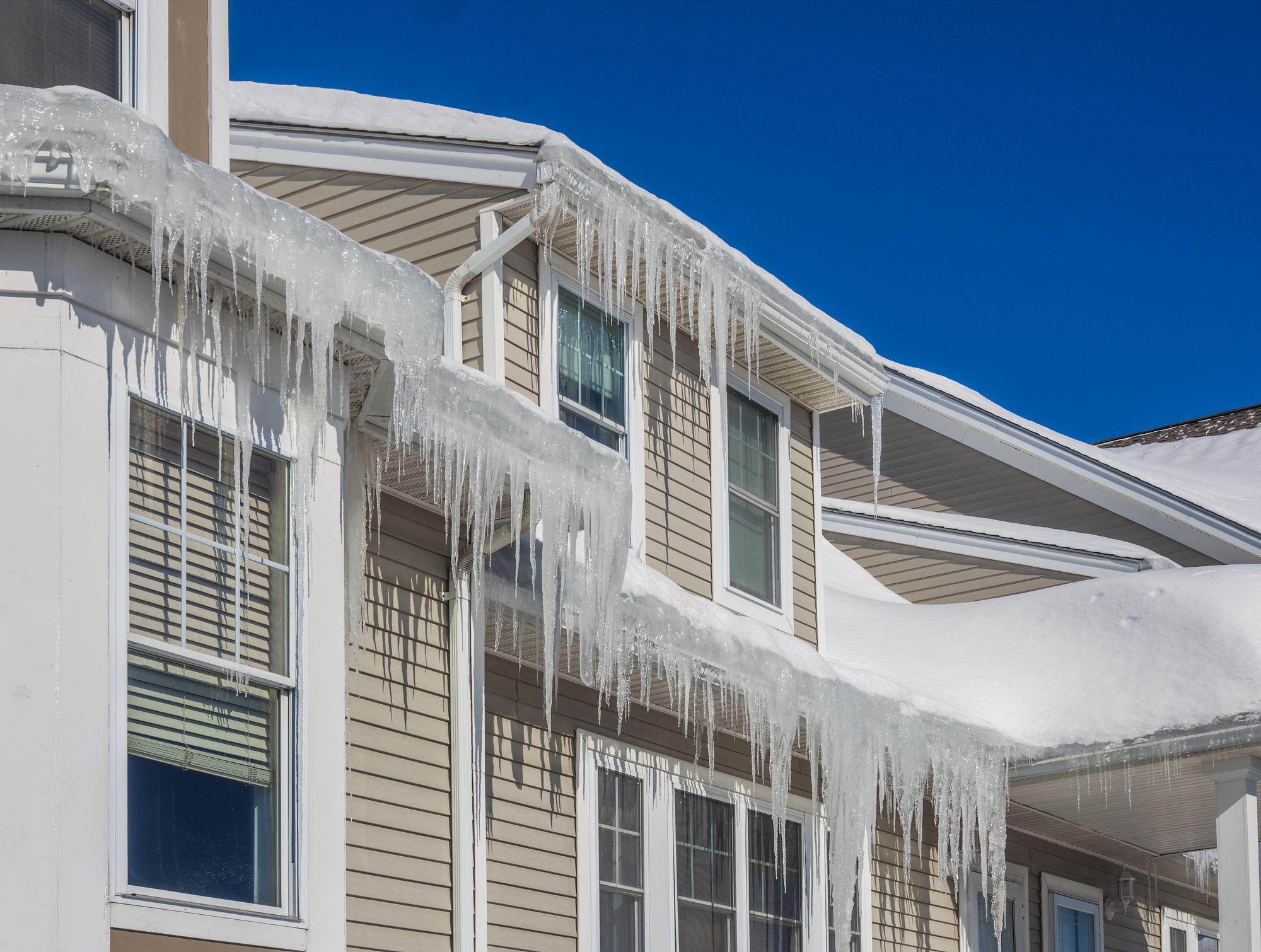 ice-dams-snow-roof-gutters-iS539106517.jpg